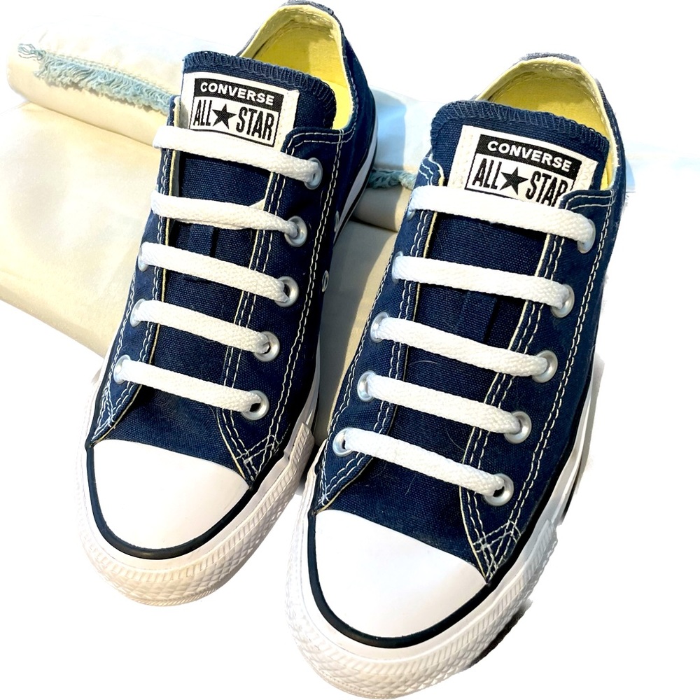 Women’s Converse All Star Madison Low Top sneaker
Size 6